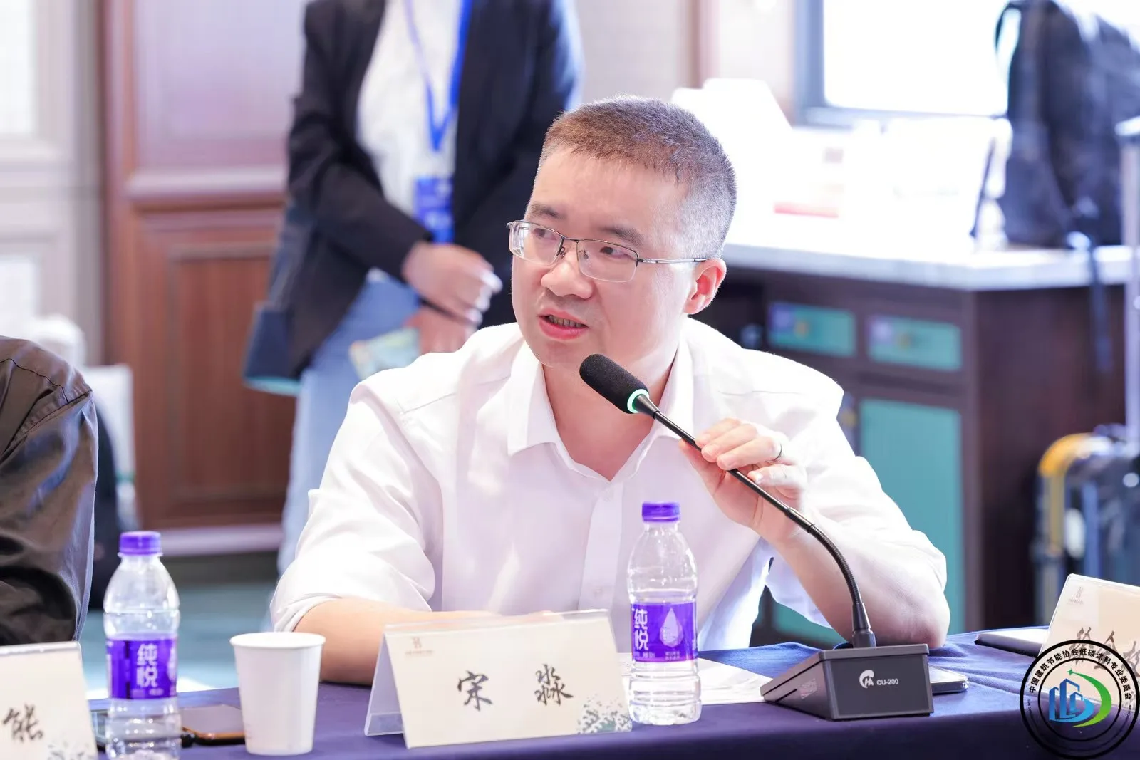 奥飞新材宋淼教授与张丁日博士亮相2025建筑低碳涂料产业发展大会,推动建筑行业绿色转型 4 webp