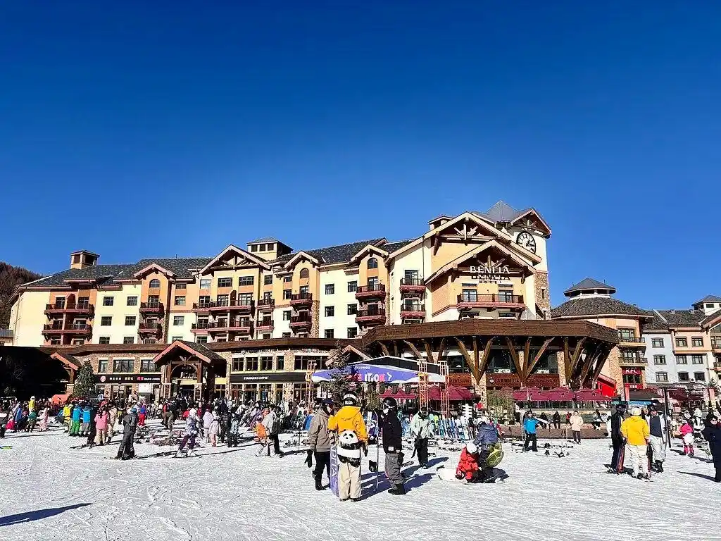 河北崇礼滑雪场吸引众多游客